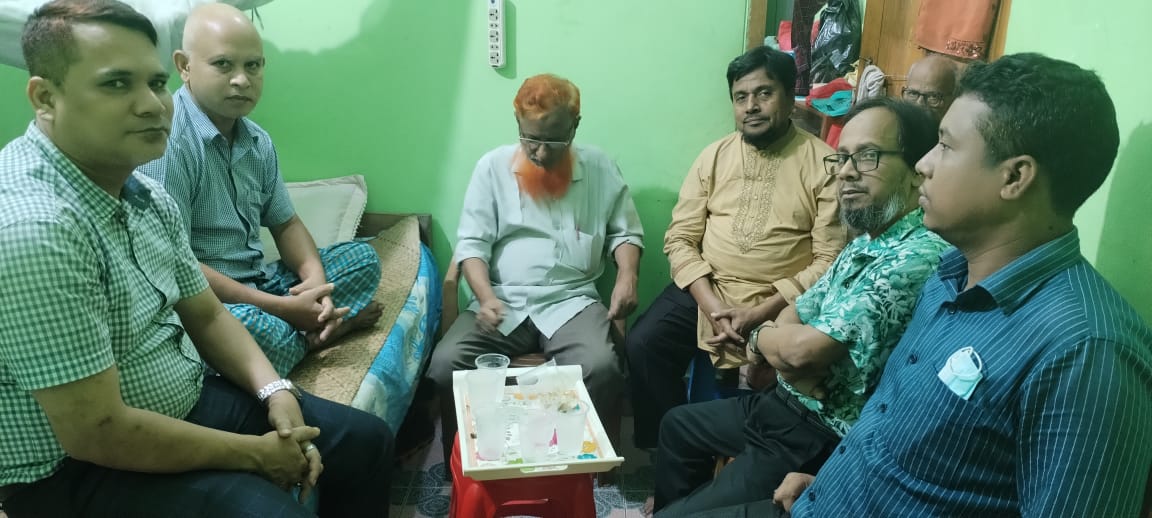 ডাক্তার অরুণ কান্তি পালের অসুস্থতার খোঁজ খবর নিতে সংগঠনের দায়িত্বশীলরা তার বাসায়