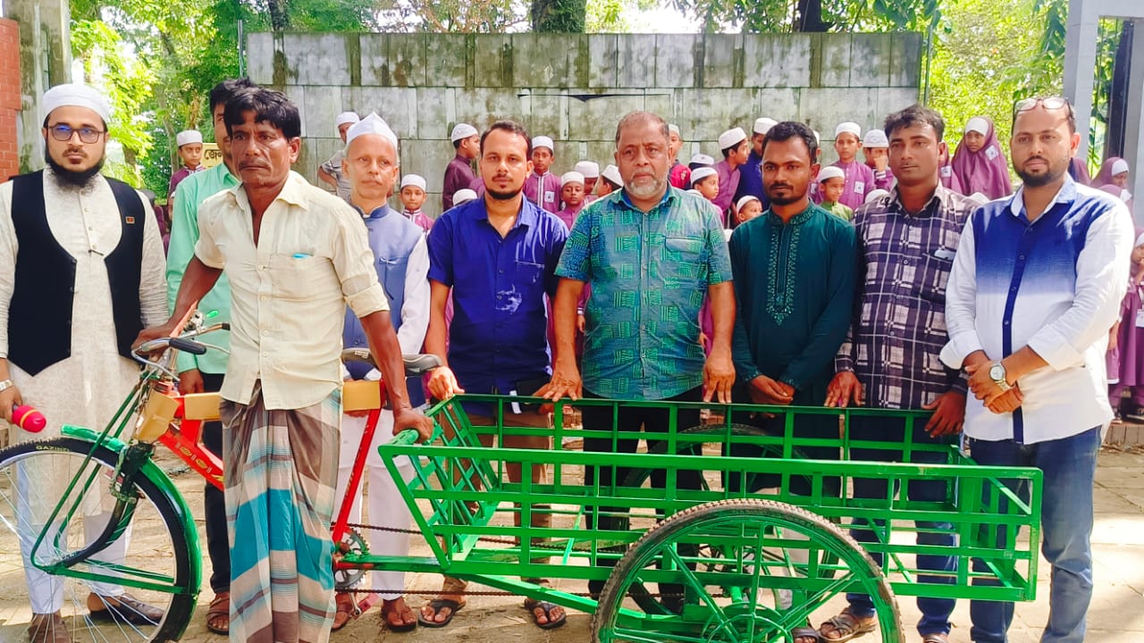 গোয়াইনঘাটে রোটারিয়ান এমএ রহিমের সহযোগিতায় ভ্যান গাড়ি ও চারা বিতরণ