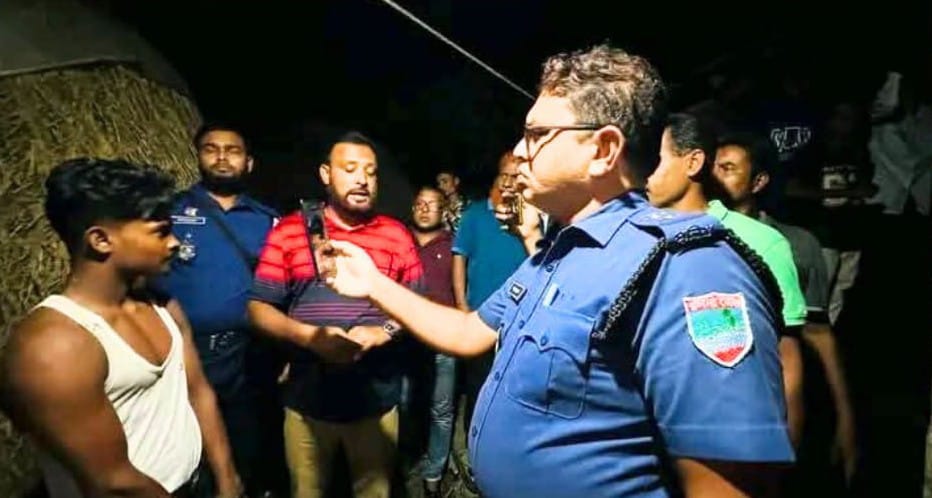 কয়রায় চকলেট খাওয়ানো ও মোবাইল দেখানোর প্রলোভন দেখিয়ে ছয় বছরের দুই শিশুকে ধর্ষণের অভিযোগে গ্রেফতার০১