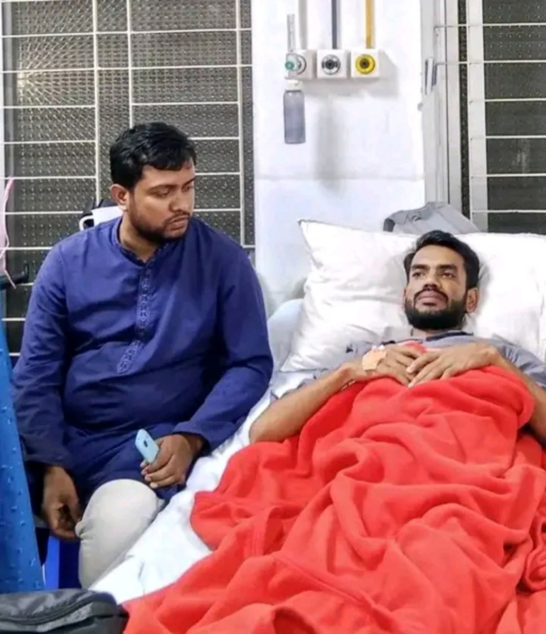 নীলফামারীতে আন্দোলনের সময় ছিলেন লাইভে, আহত হয়ে আজও হাসপাতালে আবু রায়হান