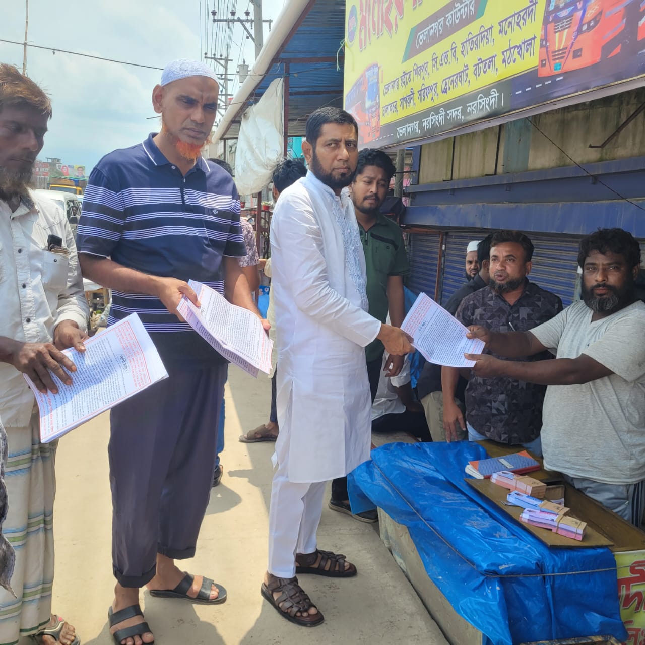 নরসিংদীতে সড়ক পরিবহন কালো আইন সংশোধনসহ ৮ দফা বাস্তবায়নের লক্ষ্যে ৭২ ঘন্টার পরিবহন ধর্মঘটের আহবান