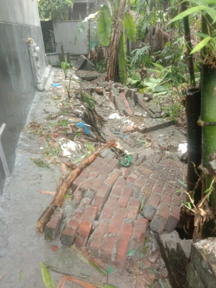 ডিমলায় প্রতিহিংসায় সীমানা প্রাচীর ধস, ঝুঁকিতে সহকারী অধ্যাপকের তিনতলা ভবন