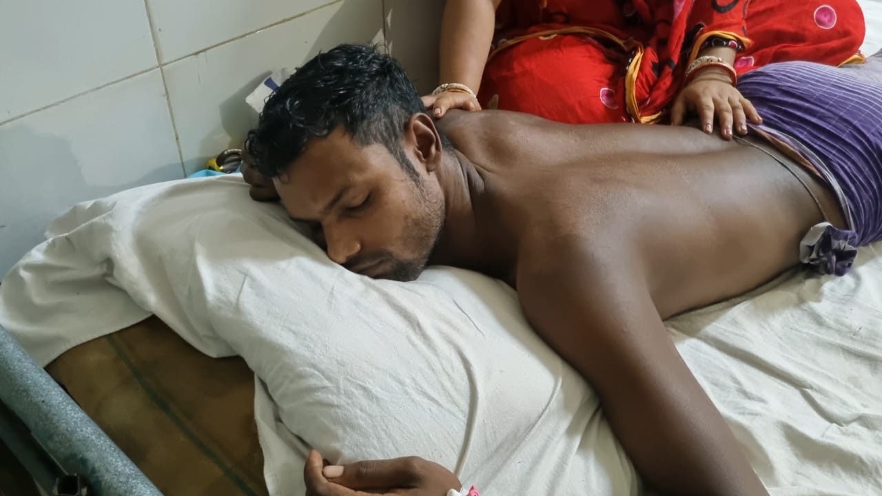 ভাঙ্গায় টাকার ভাগাভাগি নিয়ে বড় ভাইয়ের হাতে ছোট ভাই আহত