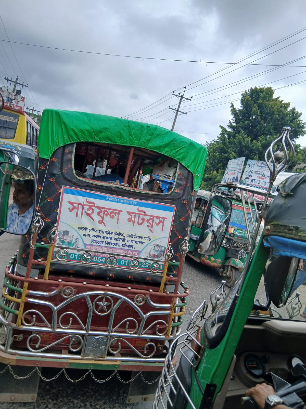 লোহাগাড়া পদুয়াস্থ চট্টগ্রাম -কক্সবাজার মহাসড়কে তীব্র যানজট, চরম ভোগান্তিতে যাত্রীরা