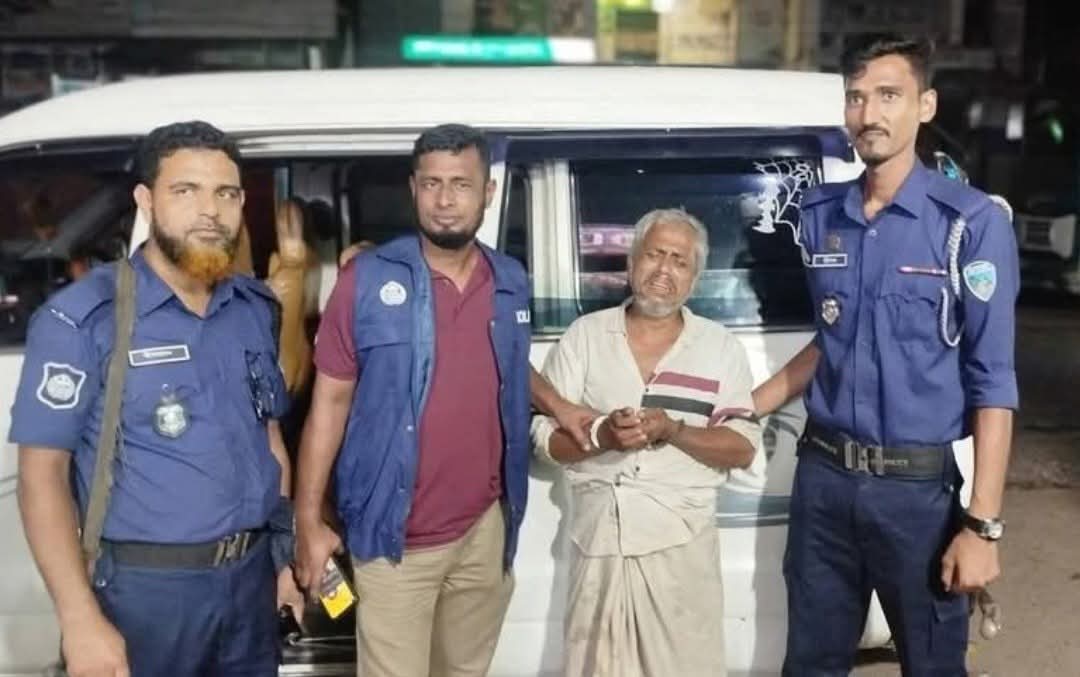 লোহাগাড়ায় আলোচিত শাহ আলম হত্যাকান্ডের আসামি লাভলু পুলিশের হাতে আটক