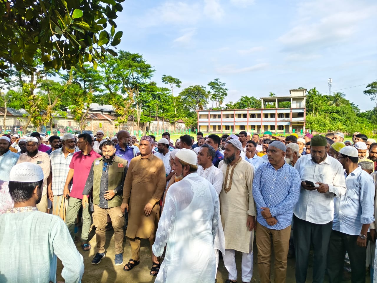 প্যারোলে মুক্তি নিয়ে মায়ের জানাজায় অংশগ্রহণ করলেন যুবদল নেতা জাহিদ খান