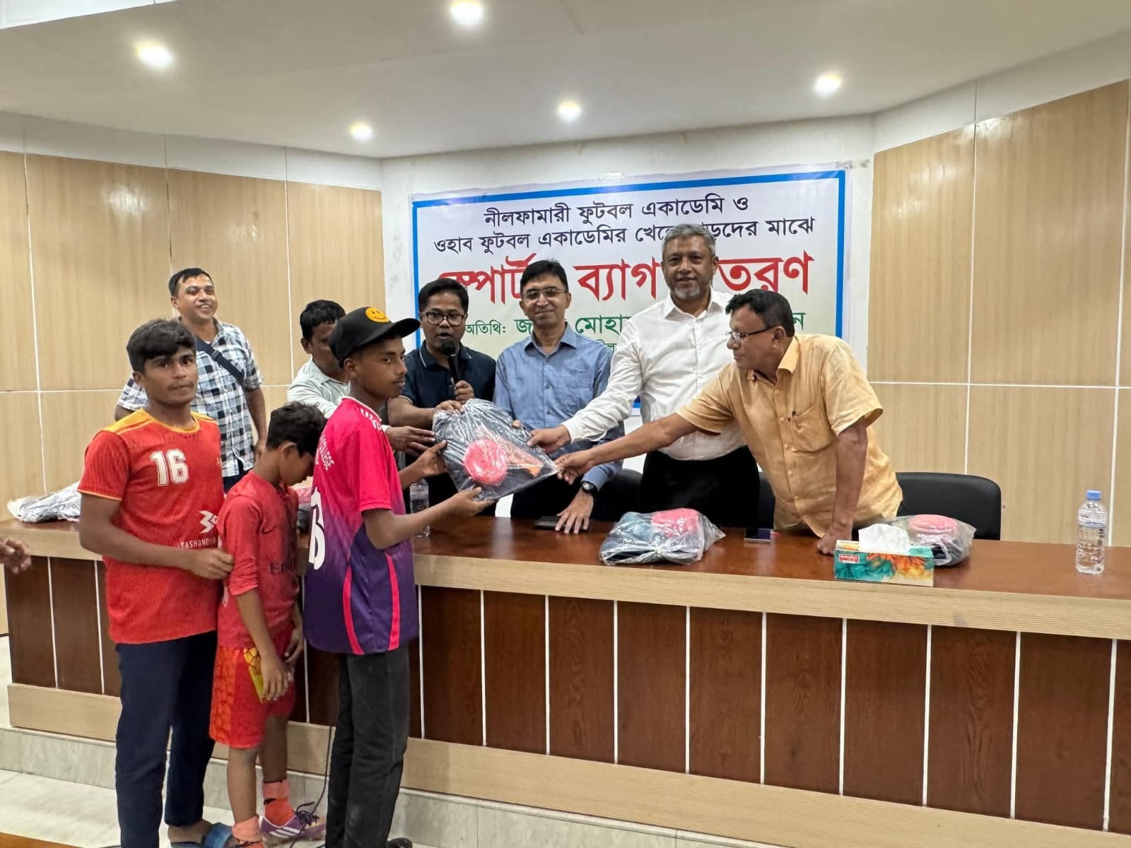 নীলফামারীতে ১৫০ জন খেলোয়াড় পেলেন উপহার সামগ্রী
