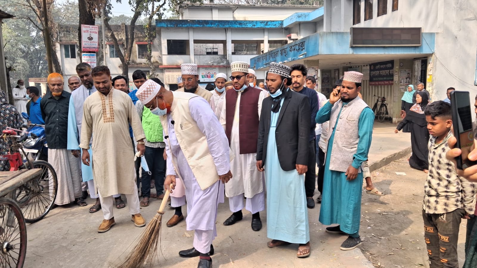 নীলফামারী-১ আসনের এমপির নেতৃত্বে ডিমলা উপজেলা স্বাস্থ্য কমপ্লেক্সে পরিচ্ছন্নতা অভিযান