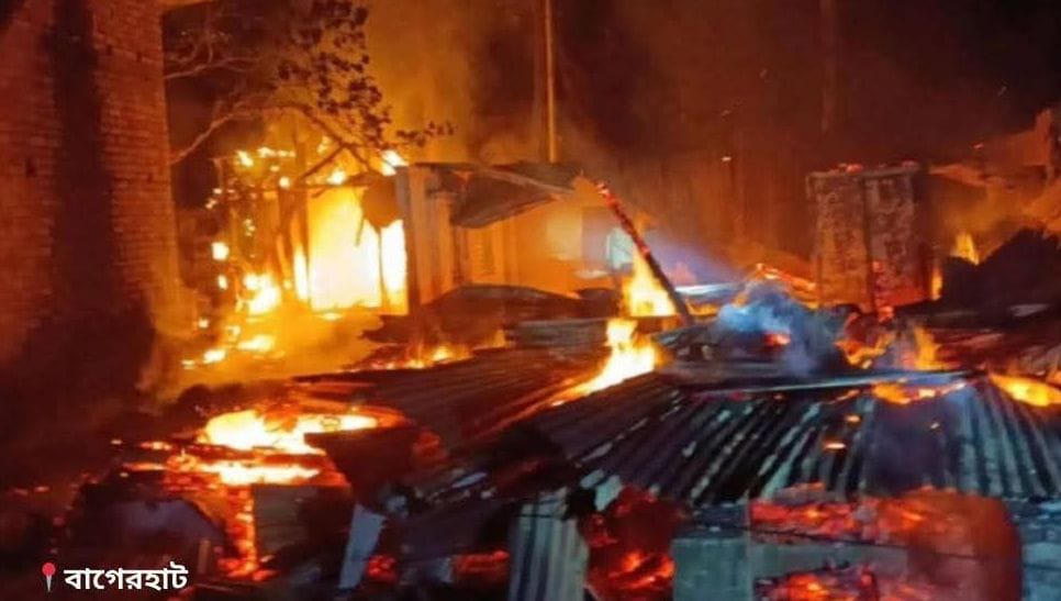 শরণখোলা উপজেলার সাউথখালী ইউনিয়নে দুর্বৃত্তদের দেওয়া আগুনে পুড়ে ছাই ওয়ার্ড বিএনপির কার্যালয়
