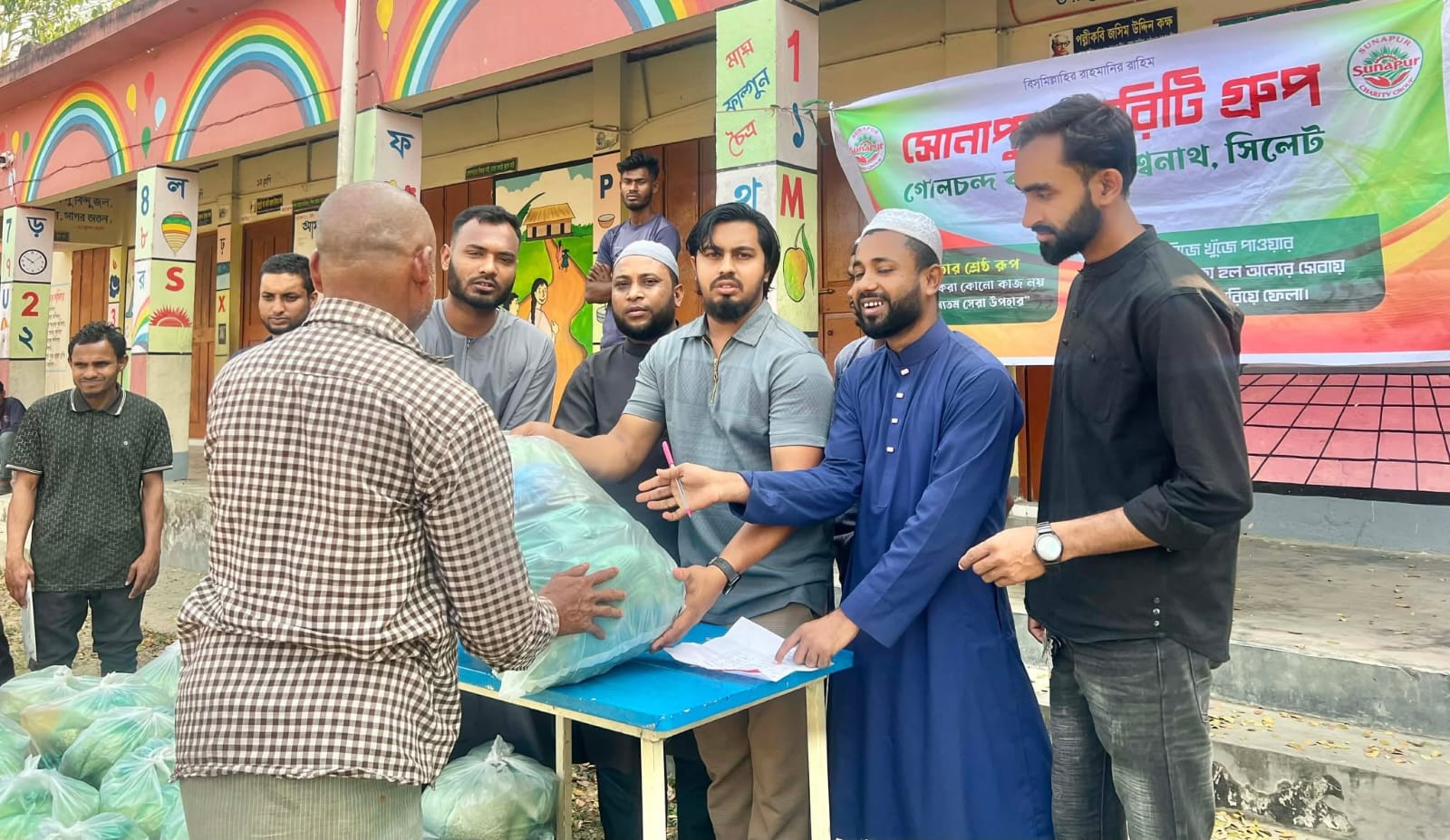 বিশ্বনাথের লামাকাজি ইউনিয়নে সোনাপুর চ‍্যারিটি গ্রুপের পক্ষ থেকে খাদ্য সামগ্রী বিতরণ