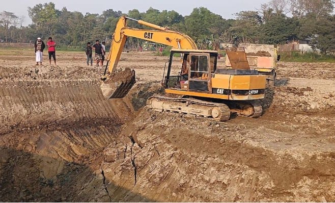 সিংগাইরে কৃষি জমির মাটি যাচ্ছে ইটভাটায়, দেখার যেন কেউ নেই?