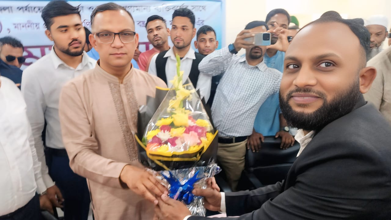 মাননীয় প্রতিমন্ত্রীকে ফুল দিয়ে সংবর্ধনা জানান সাংবাদিক মো. বায়েজিদ বোস্তামী