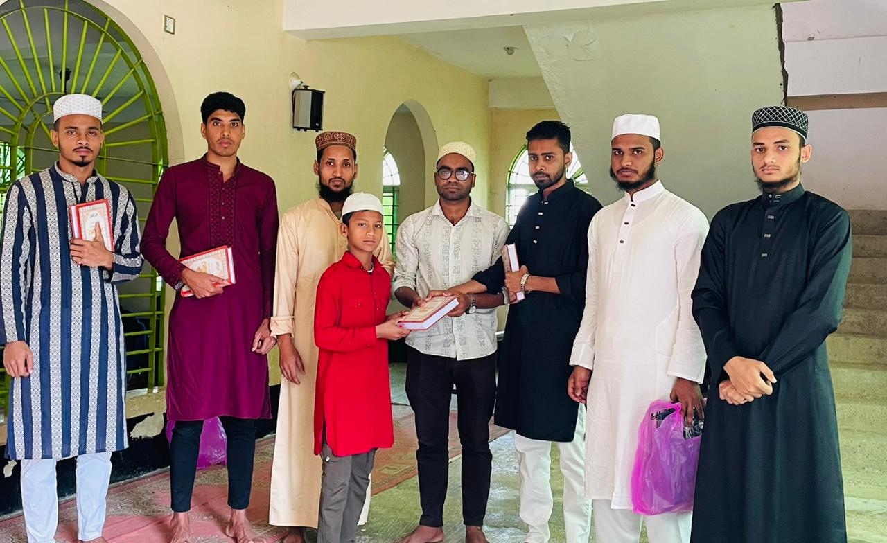 রামাদ্বান উপলক্ষ্যে গোয়াইনঘাট ছাত্র পরিষদের উদ্যোগে বই বিতরণ