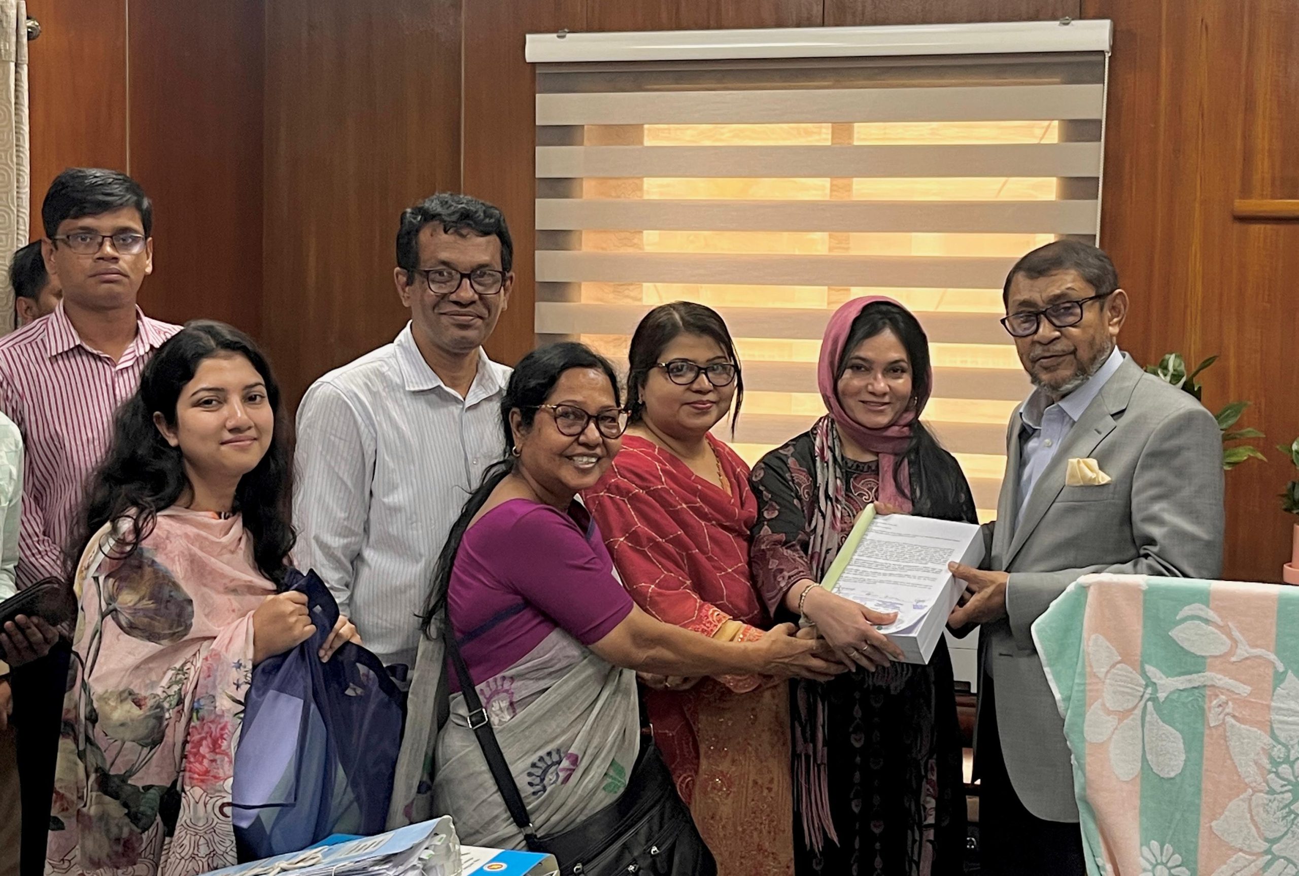 তামাক নিয়ন্ত্রণ অধ্যাদেশ দ্রুত আইন করার দাবি: ২০ হাজার নাগরিকের স্বাক্ষর সংবলিত আবেদন জমা