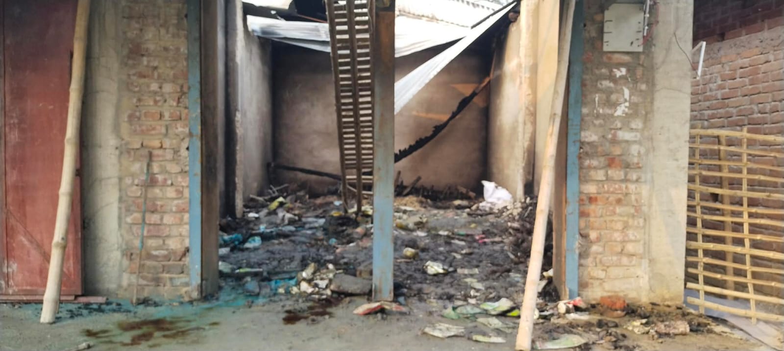 নিয়ামতপুরে নগদ টাকা সহ কীটনাশকের দোকান আগুনে পুড়ে ছাই প্রায় অর্ধ কোটি টাকা