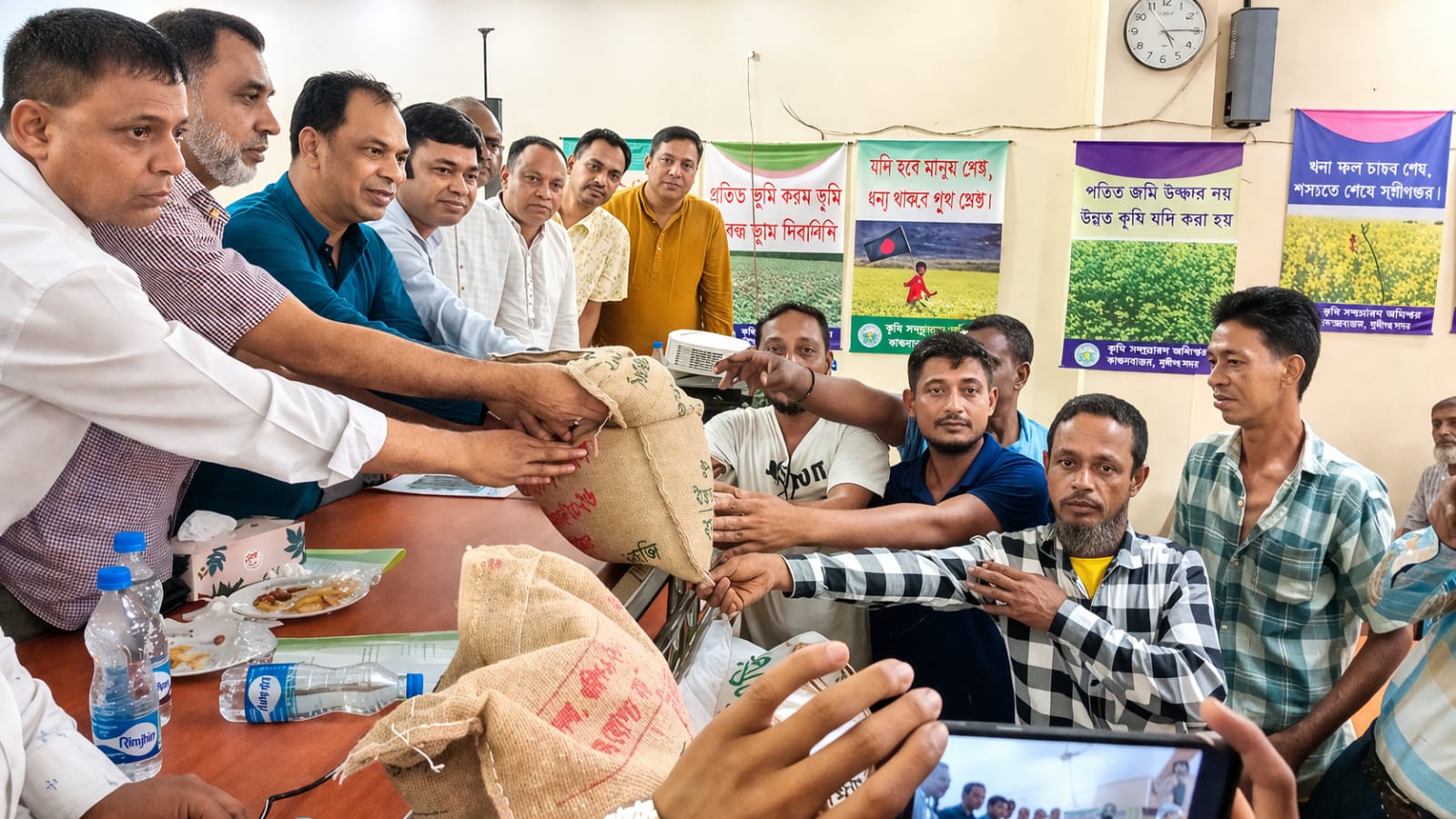 জগন্নাথপুরে কৃষকদের মাঝে বিনামূল্যে বীজ ও সার বিতরণ কার্যক্রমের উদ্বোধন