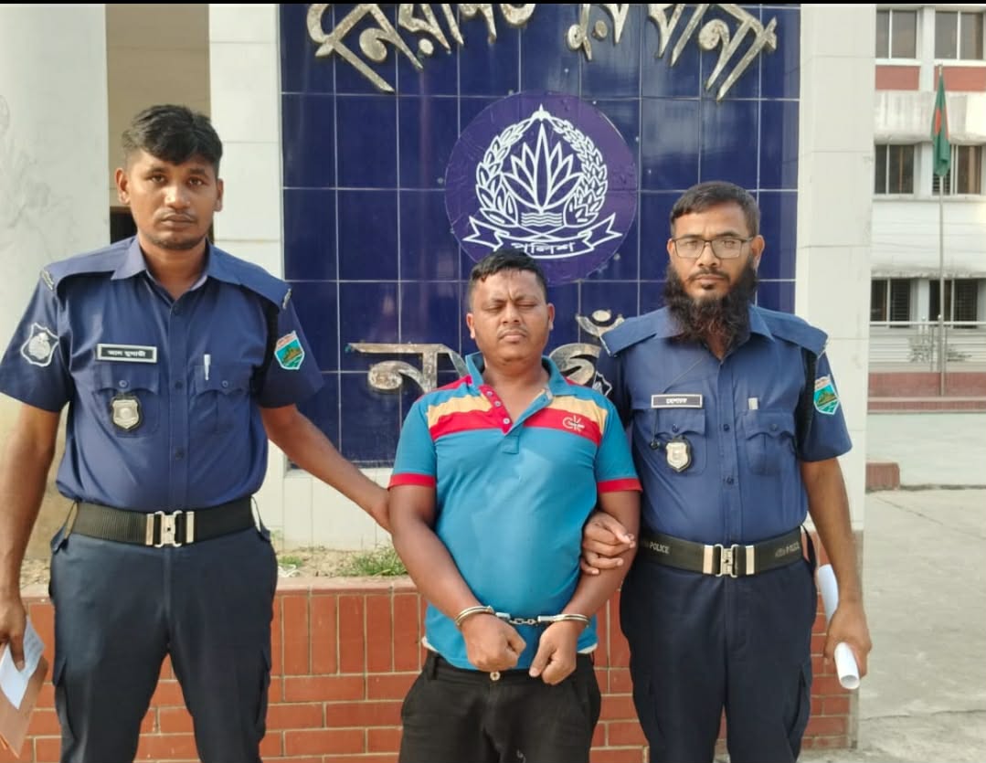 নিয়ামতপুরে ফিলিং স্টেশনে তেল নিতে গিয়ে পুলিশ সদস্যকে মারধর মোটরসাইকেল আরোহীর