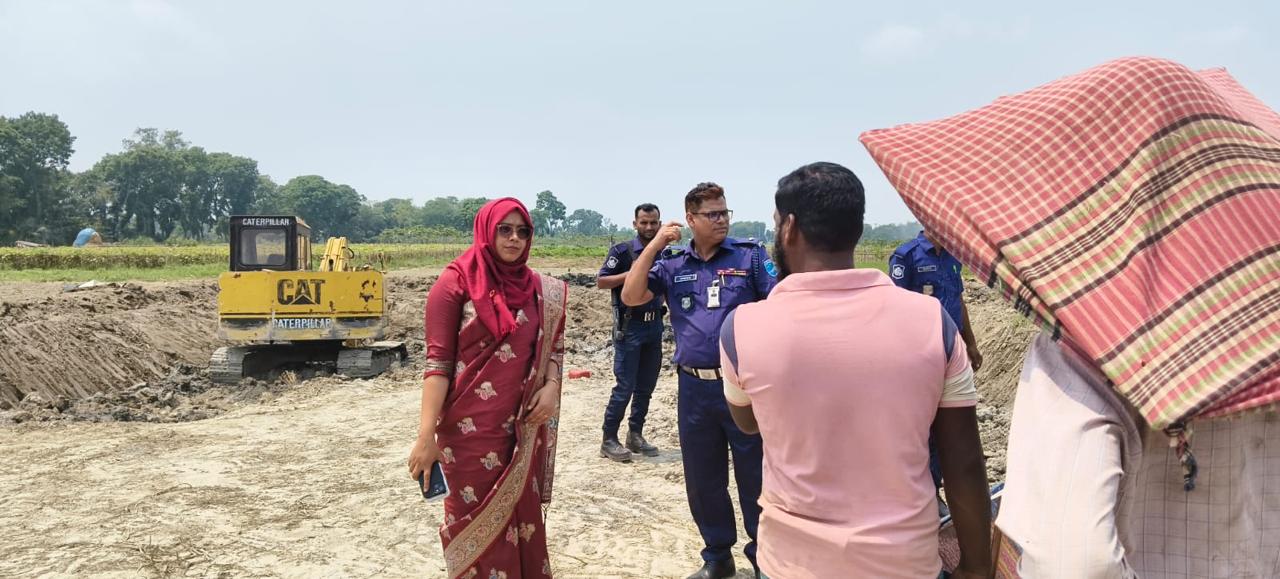 সিংগাইরে মোবাইল কোর্টে মাটিকাটায় ব্যবহৃত এস্কেভেটর অকার্যকর