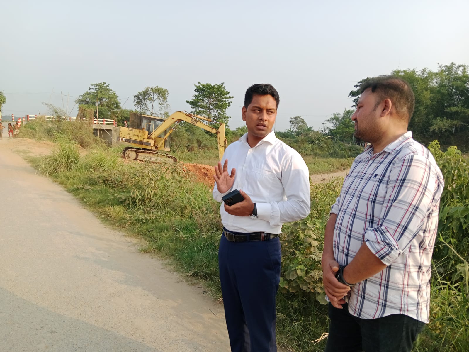 সিংগাইরে মোবাইল কোর্টে মাটিকাটায় ব্যবহৃত ১টি এস্কেভেটর অকার্যকর ও মাটি পরিবহনের রাস্তা অপসারণ