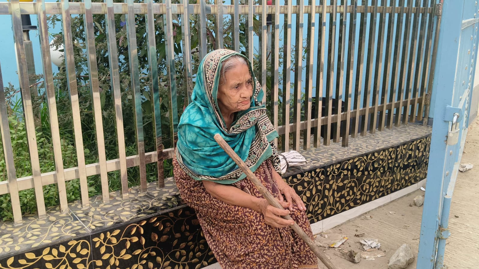 শত বছরে অসহায় হামেদা, দ্বারে দ্বারে ঘুরেই চলছে জীবন সংগ্রাম