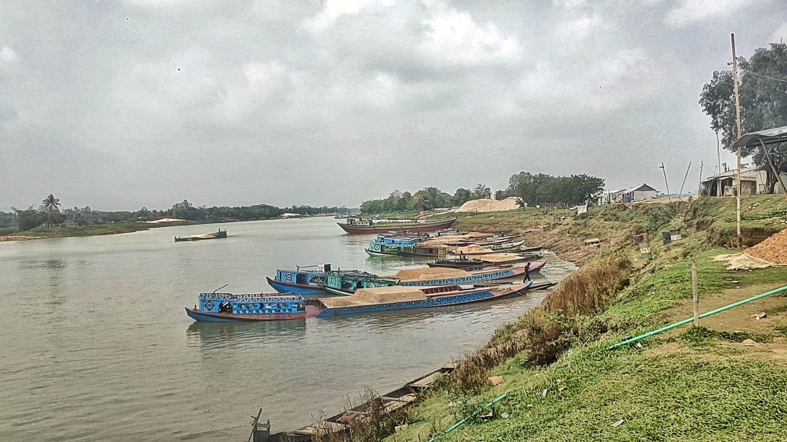 রূপের রানী’খ্যাত জাদুকাটা নদী এখন নৌপথের এক ভয়াবহ চাঁদাবাজির করিডোরে পরিণত হয়েছে