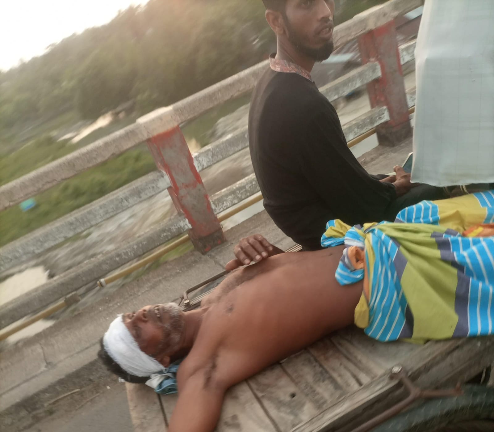 কয়রায় যুবলীগ কর্মীর হামলায় বিএনপির তিন কর্মী আহত