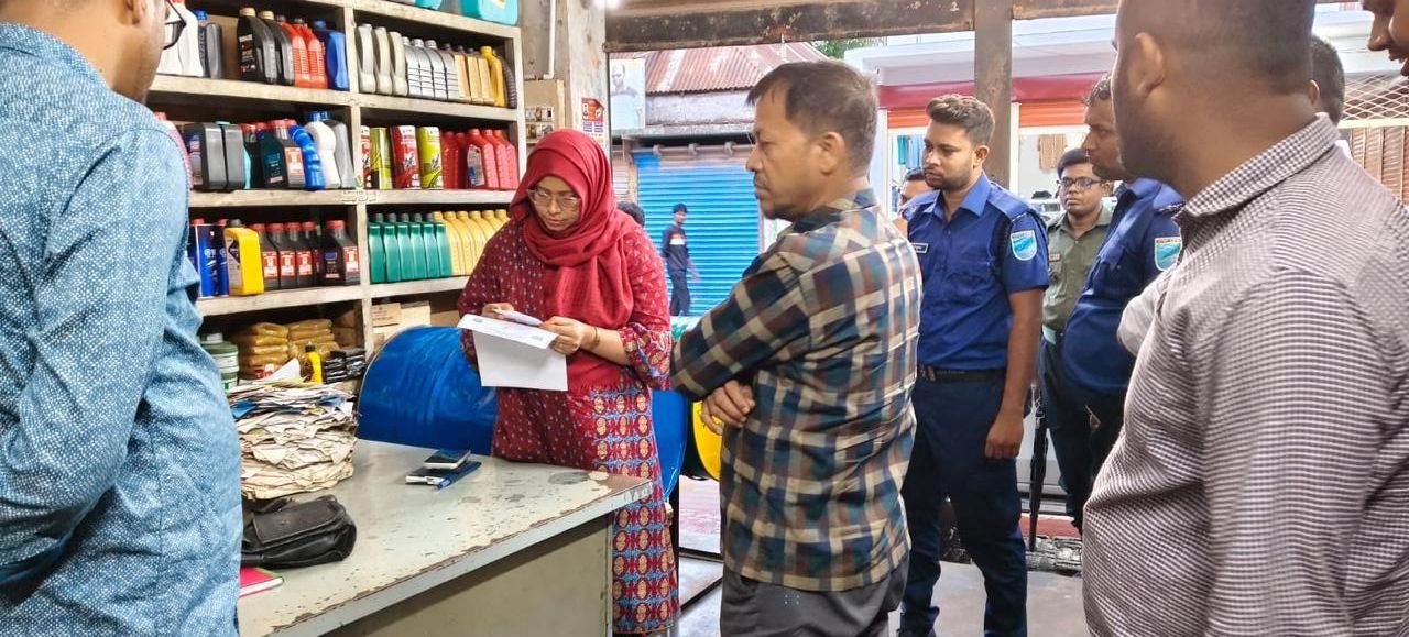 সিংগাইরে অবৈধভাবে মজুদকৃত জ্বালানি তেল জব্দ, নিলামে বিক্রি