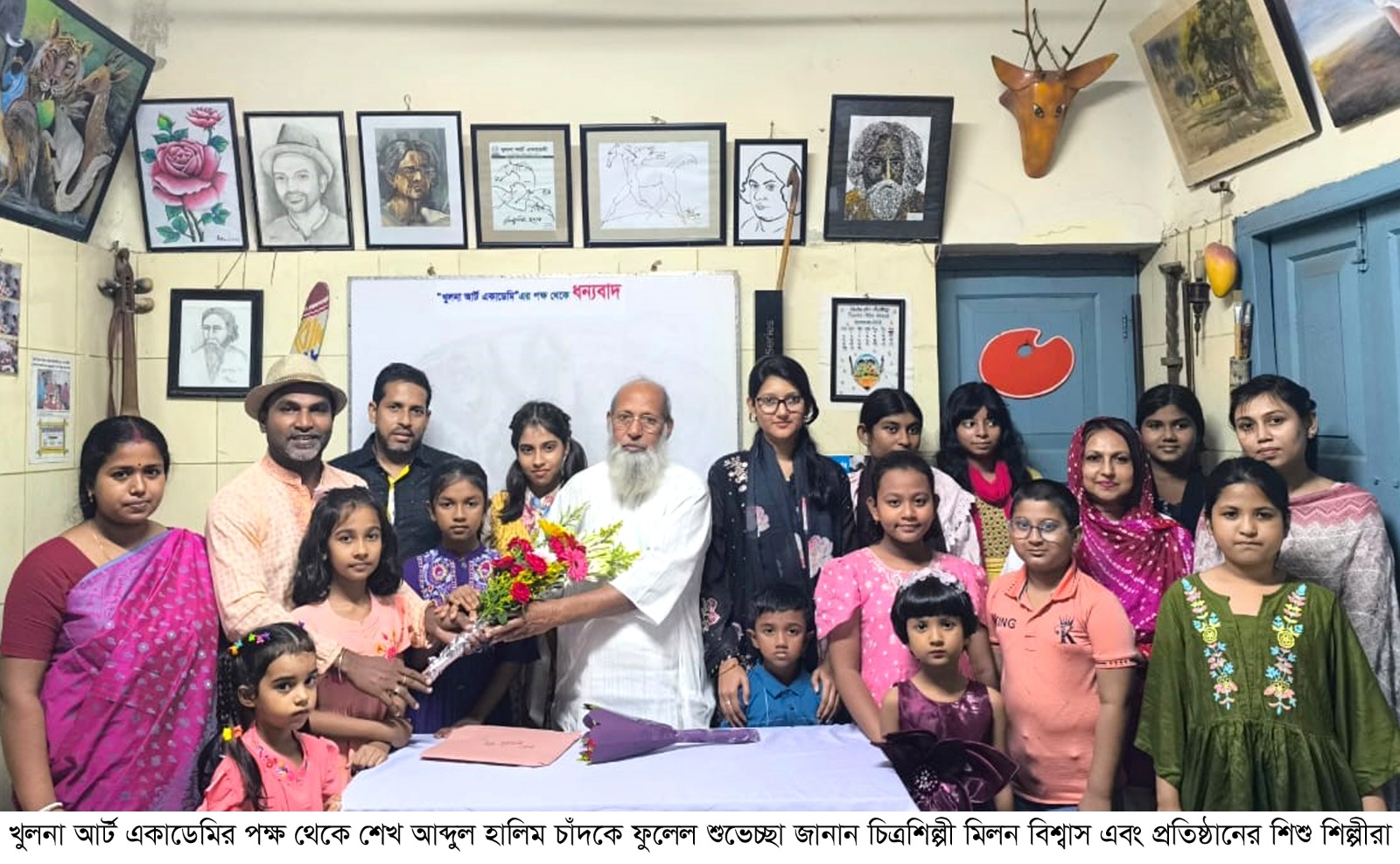 খুলনা আর্ট একাডেমির পক্ষ থেকে শেখ আব্দুল হালিম চাঁদকে ফুলেল শুভেচ্ছা