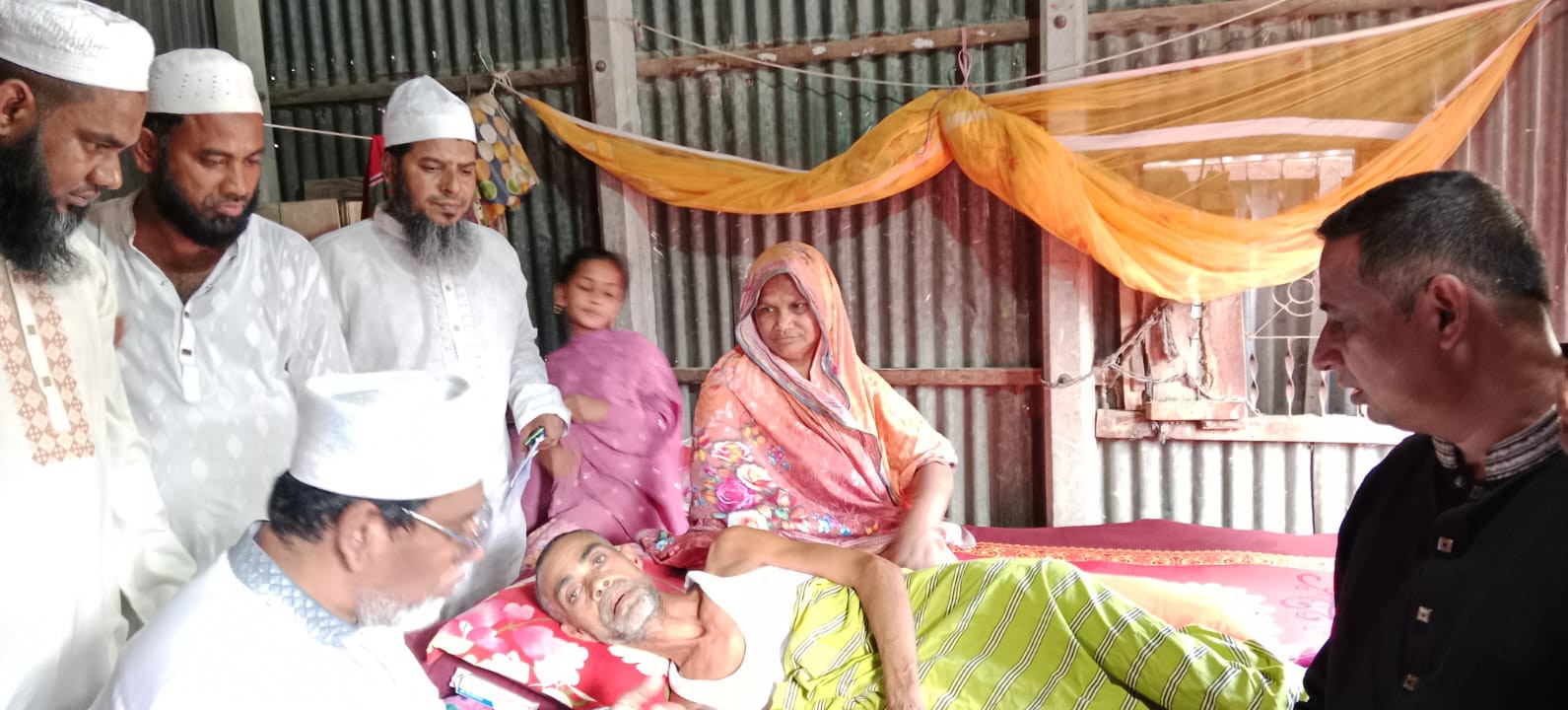 সিংগাইরে সড়ক দুর্ঘটনায় নিহত-আহত ৭ পরিবারকে সাত্তার ফাউন্ডেশনের আর্থিক সহায়তা